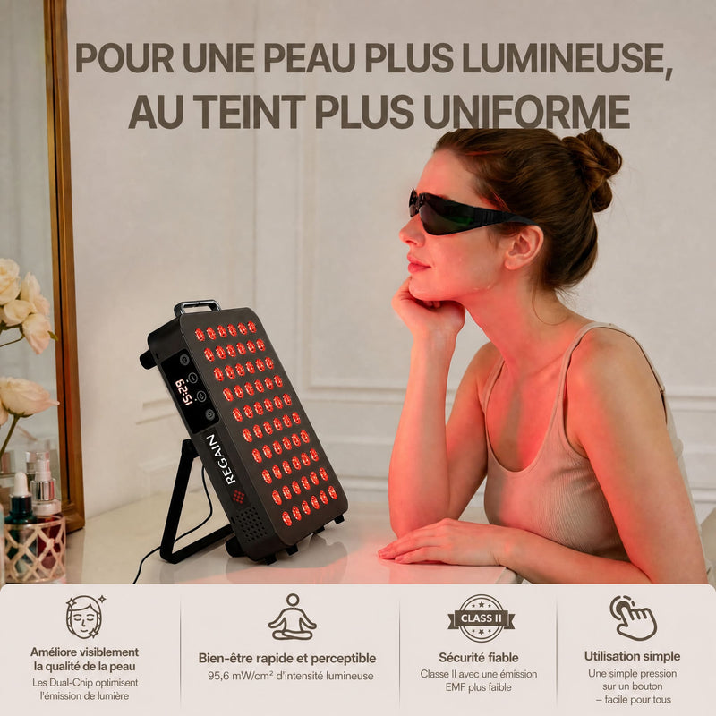 Femme avec lunettes de protection utilisant le panneau REGAIN pour un soin du visage à la lumière rouge